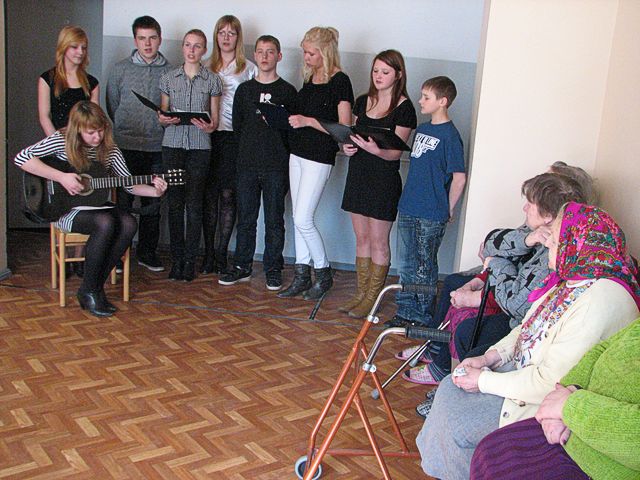 Muzikāls pavasara sveiciens Kandavas novada pansijas iemītniekiem