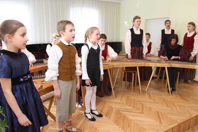 Tukuma Mūzikas skolas kokles skan /FOTO/