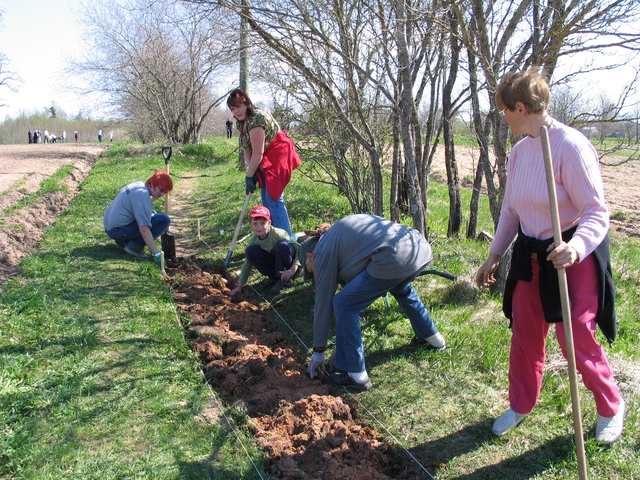 Ģ. V. Kristovskis piedalās Meierovica pieminekļa sakopšanas talkā