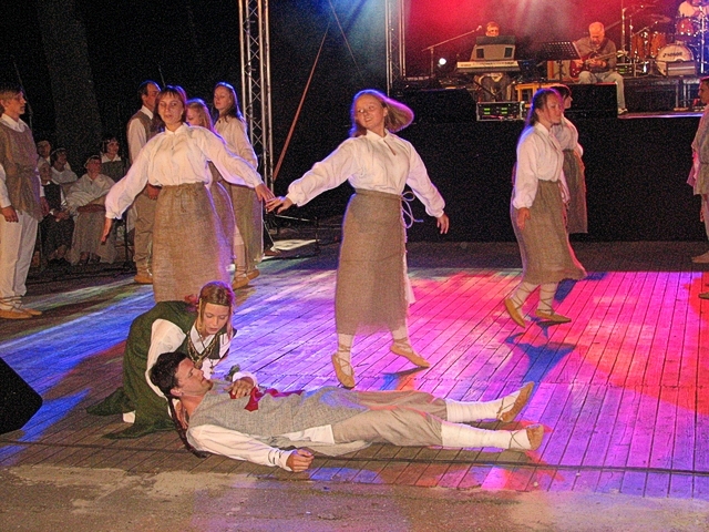 “Abavas teiksma”  Kandavā izskan  sirmo ozolu pavēnī /FOTO/