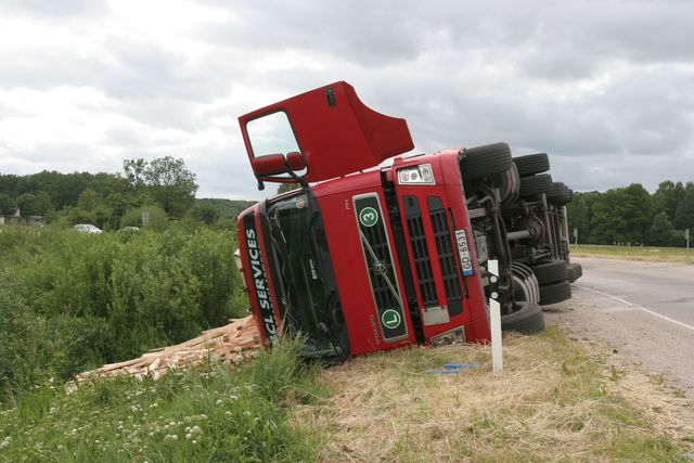 Lauktehnikas aplī avarē kravas automašīna