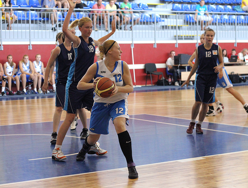 Kandavnieces piekāpjas rīdziniecēm