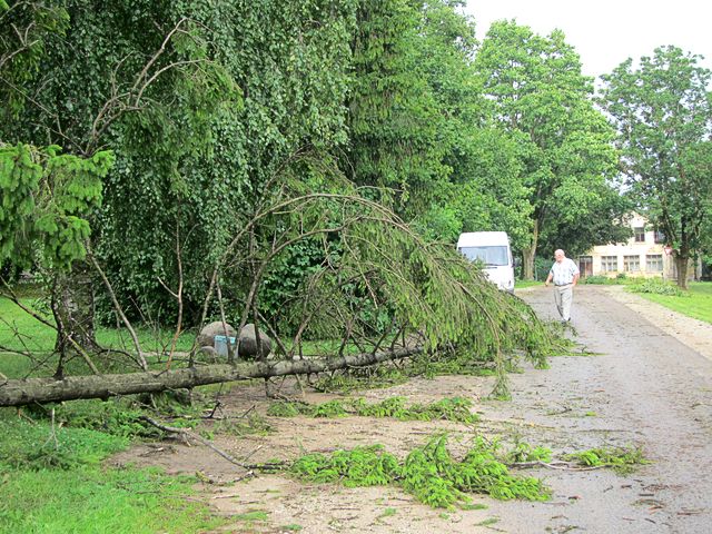 Krusa un pērkona negaiss plosījies Slampes pusē /FOTO/