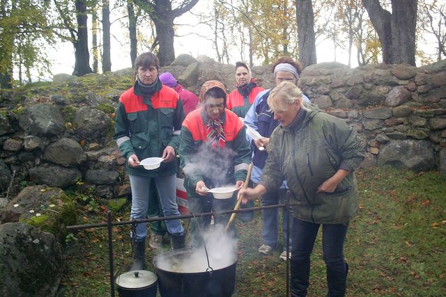 Kandavā notiek rudenim raksturīgās lapu talkas