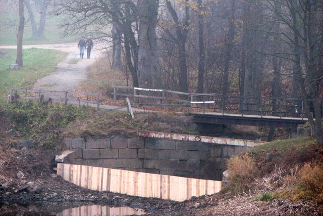 Rekonstruē Jaunpils dzirnavu dīķa slūžas