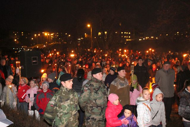 Ar Lāpu gājienu un atceres brīdi atdod godu varoņiem