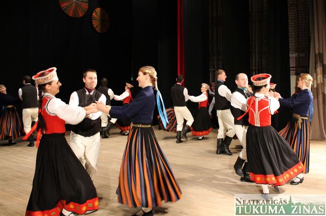 Ar dejas prieku un mīlestību – Dižkoncertā