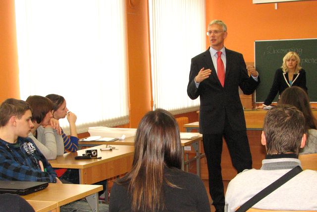 Kandavā jaunieši pēta uzņēmējdarbību un uzklausa eiroparlamentārieti