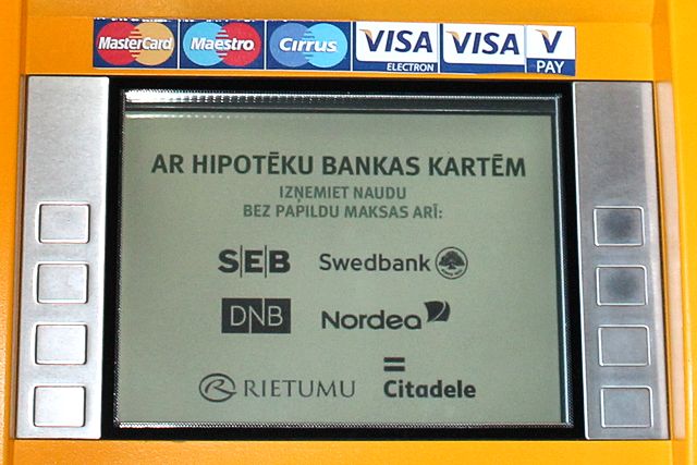 Par bankomātiem