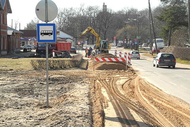 Vai autobusu pietura būs smiltīs un dubļos?