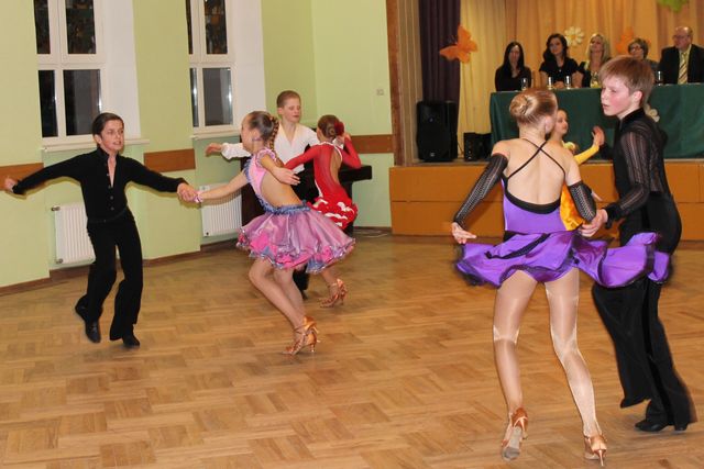 Jaunpilī noskaidro labākos valša un salsas dejotājus