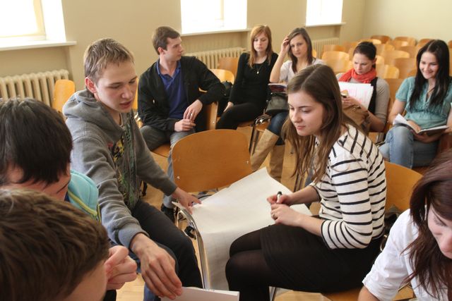 Skolēni “sadala” 100 miljonus eiro