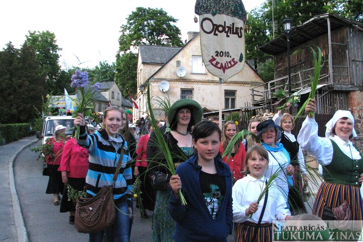 «Episkais ķinis»  Kandavā jeb grandiozs svētku gājiens uz brīvdabas estrādi