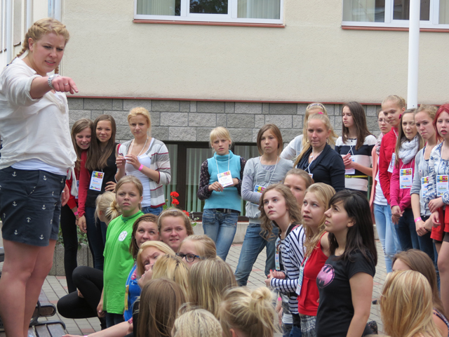 Jaunieši gatavojas koncertam