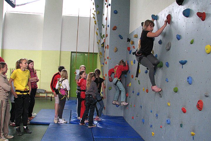 Zemītes skolēni viesojas Kandavas vidusskolas sporta zālē