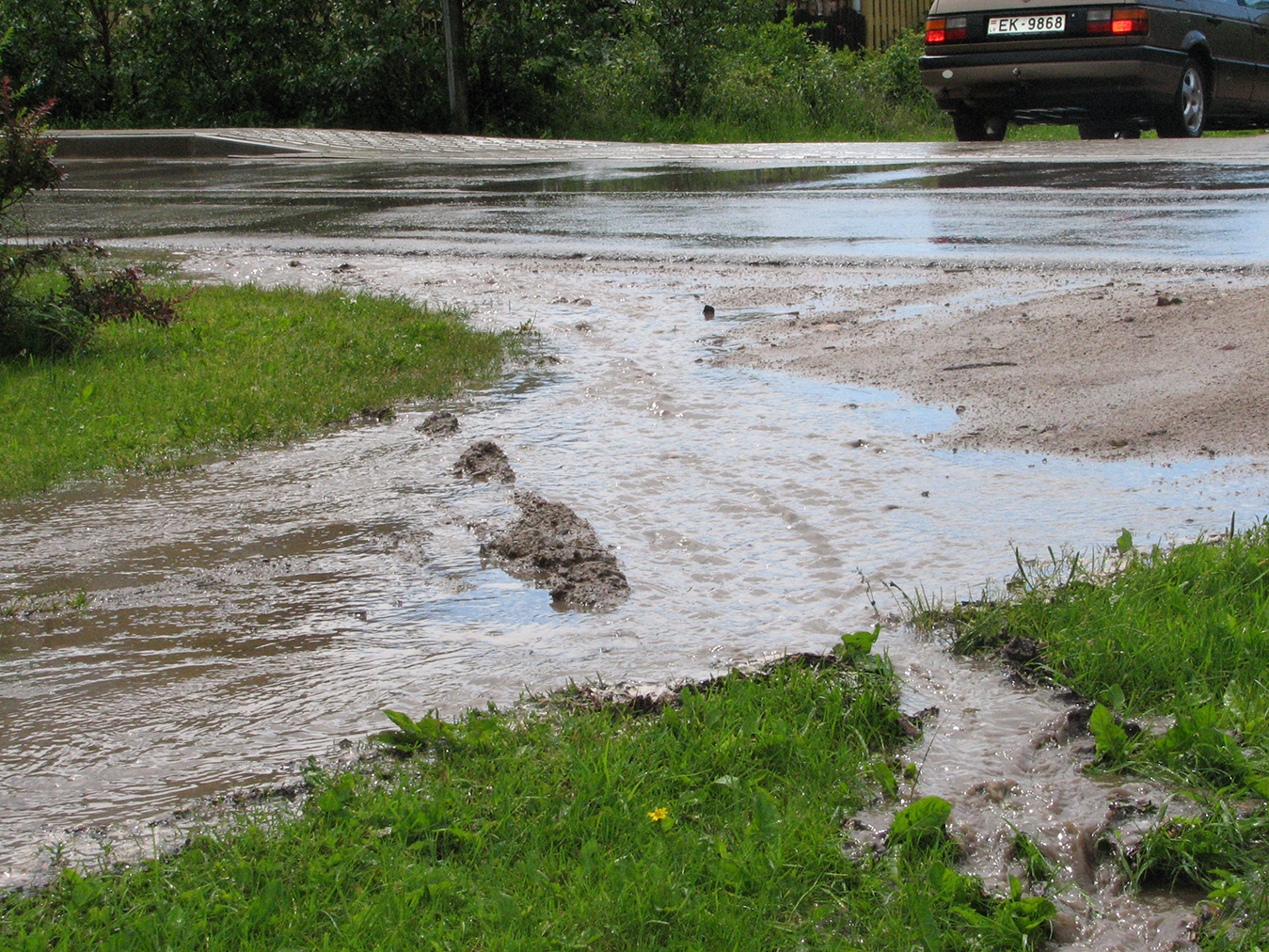 Lietus ūdens sagādā problēmas Zemītes ielas iedzīvotājiem Kandavā