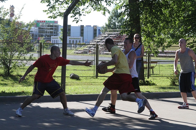 Turpinās Tukuma pilsētas atklātais čempionāts ielu basketbolā