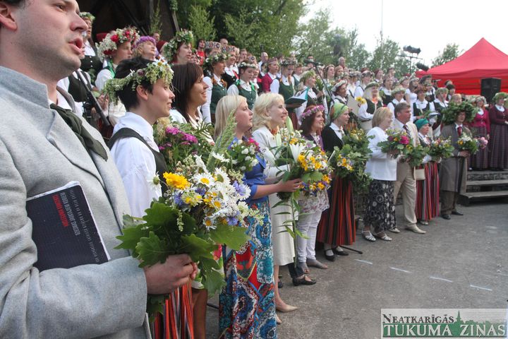 Izskanējusi Dziesmu un Deju diena  «Abavas ozolu vainagos» /FOTO/