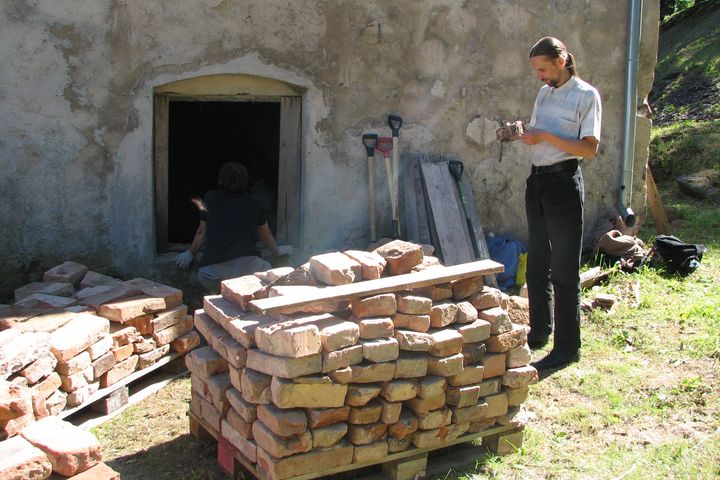 Kandavas Pulvertornī uzsākti pagrabstāva attīrīšanas darbi