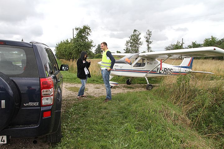 Pūrē uz Ventspils šosejas nosēžas lidmašīna