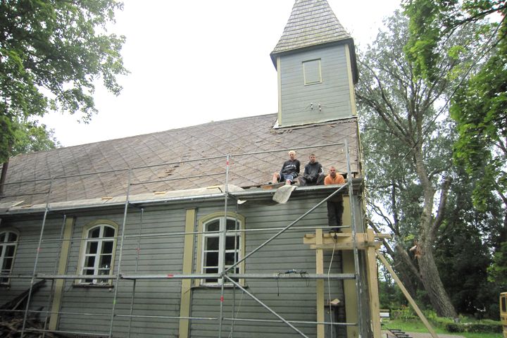 Engures baznīcai mainīs jumtu, durvis un krāsos fasādi