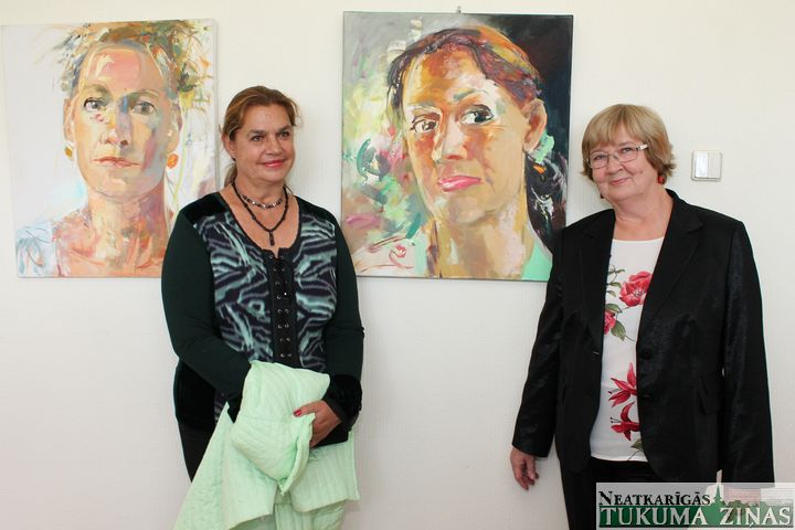 Lapmežciemā atklāj gleznotājas Anitas Melderes portretu izstādi