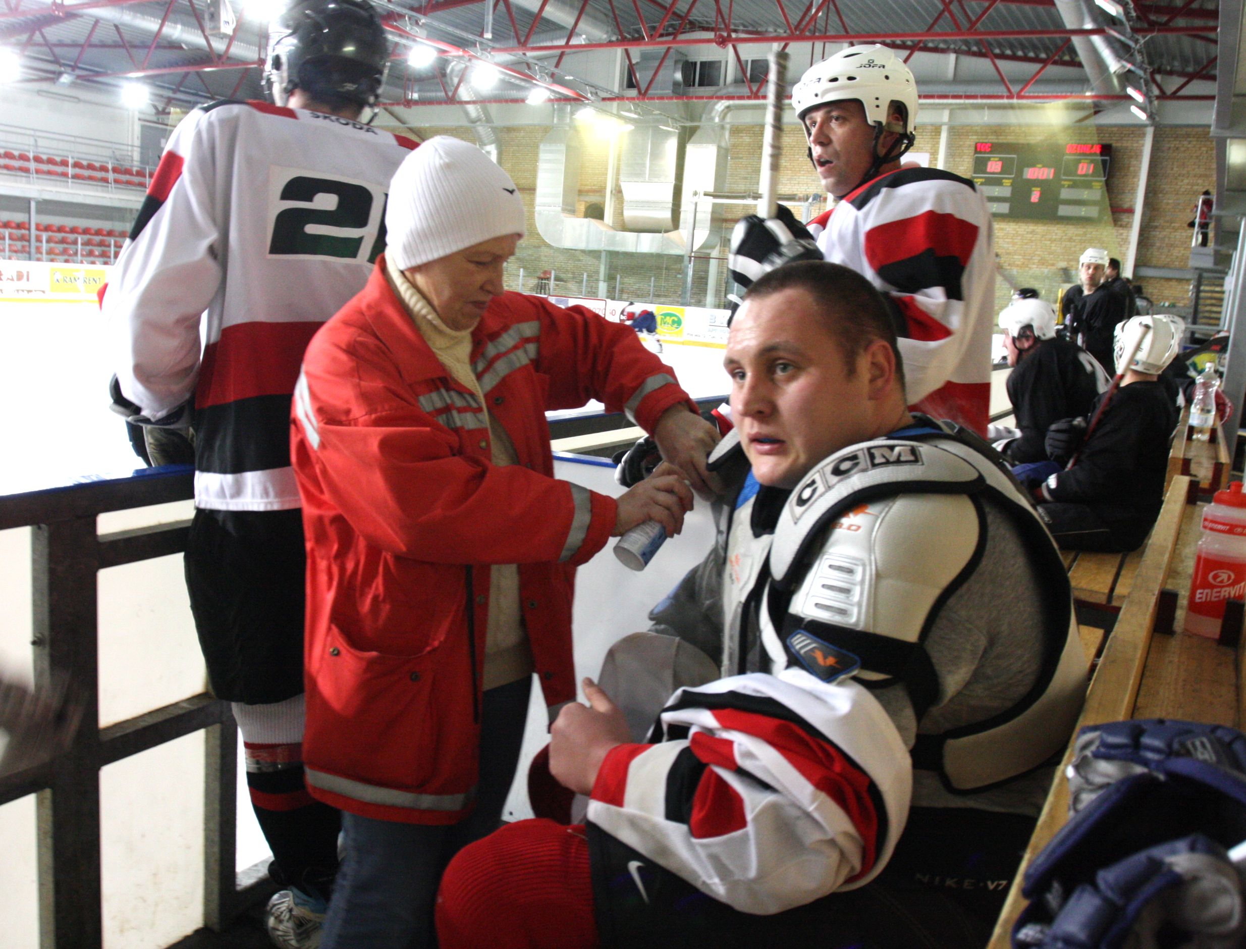 Uzvar Gaļinieki un Ledusvīri