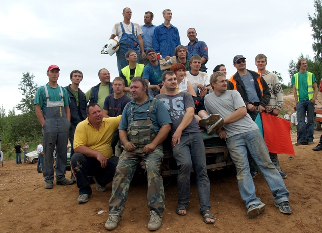 Jaunpilī auto izdzīvošanas sacensības