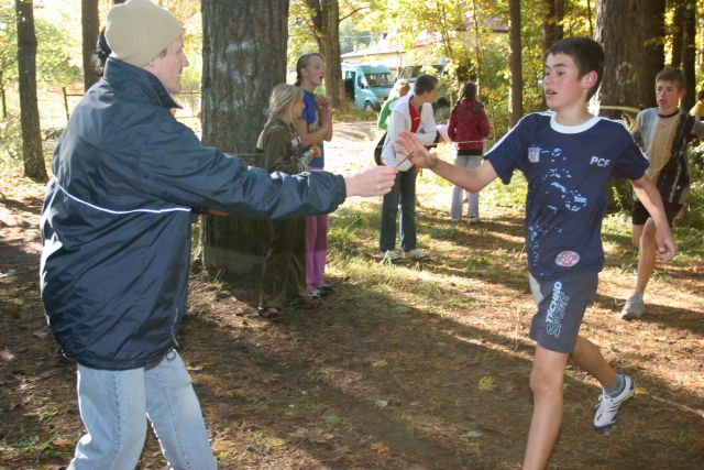 Skolēni skrien «Rudens krosu»