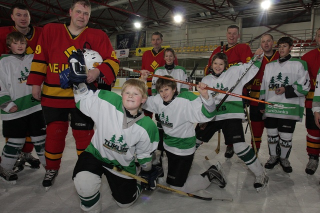 Tukuma jaunie hokejisti apspēlē savus tēvus