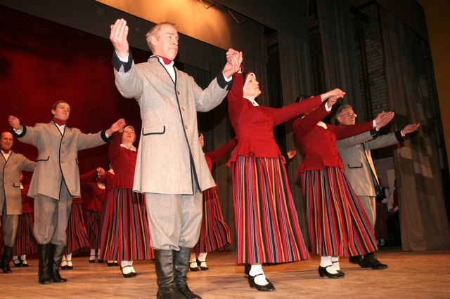 Tukuma deju apriņķa tautas deju kolektīvu skatē