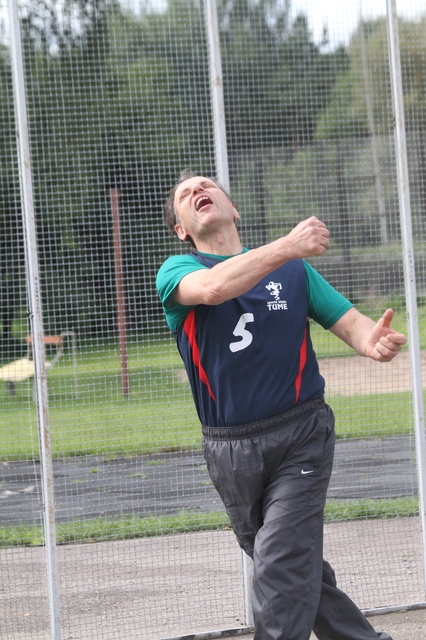 Stadionā met tikai disku