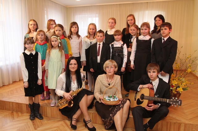 Mūzicē Mārītes Folkbergas audzēkņi un viņu draugi