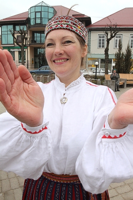 Latvieši no Londonas dejo Tukumā – Brīvības laukumā