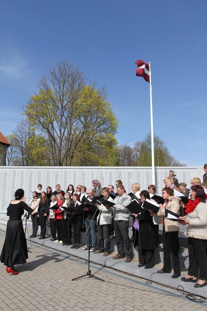 Lestenes Brāļu kapos piemin kritušos