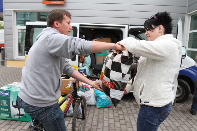 Tukumnieki ziedo ugunsgrēkā cietušajai Kārkliņu ģimenei