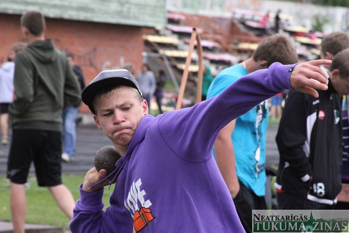 Sacenšas jaunie vieglatlēti