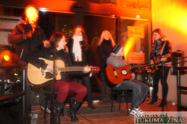 Tukuma pilsētas galvenā Ziemassvētku egle iedegta