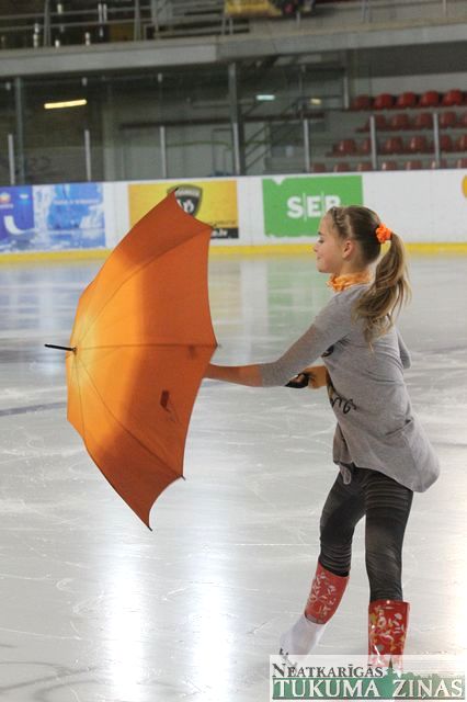 Tēvu un dēlu mačā uzvar jaunība