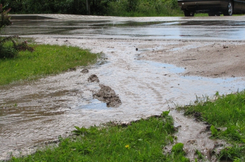 Lietus ūdens sagādā problēmas Zemītes ielas iedzīvotājiem Kandavā