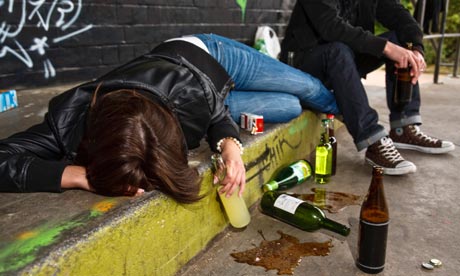 Tukumā piedzērušās 12-gadīgas meitenes vārtās pa zemi