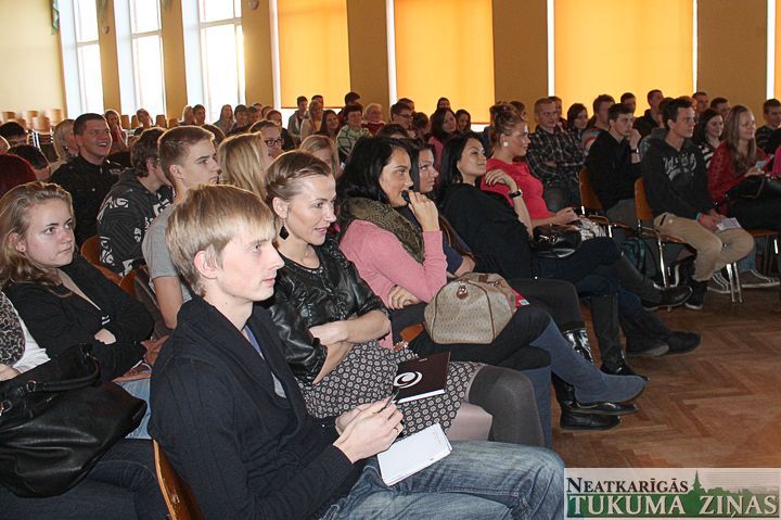 Tukumā viesojas jaunie aktieri un Maija Doveika