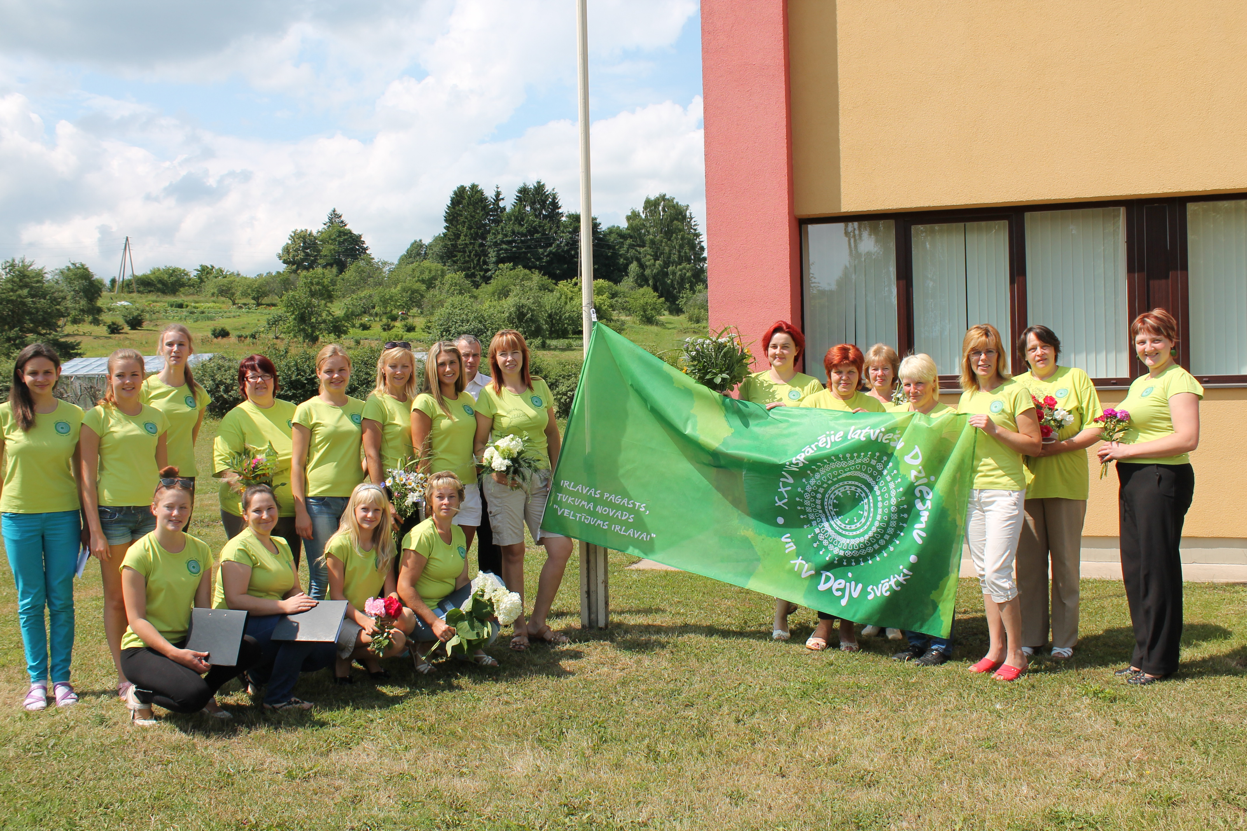 Visā Latvijā plīvo Dziesmu un Deju svētku karogi