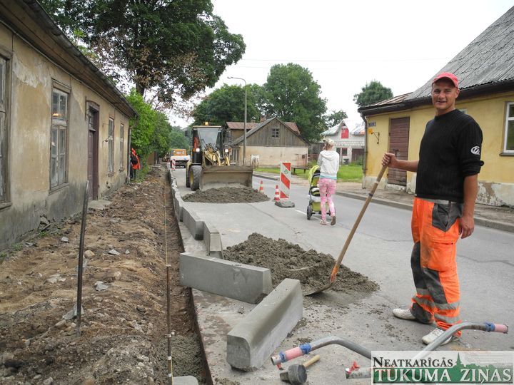 Talsu ielā taisa ietvi