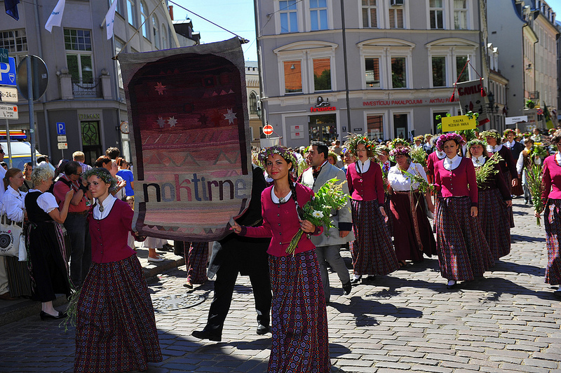 Uz emocionāla pacēluma viļņa beidzas Dziesmu svētki  /VIDEO/