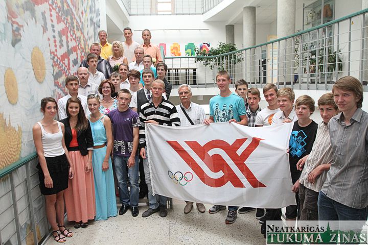 Apbalvoti jaunie Tukuma novada sportisti par sasniegumiem vasaras olimpiādē (FOTO)