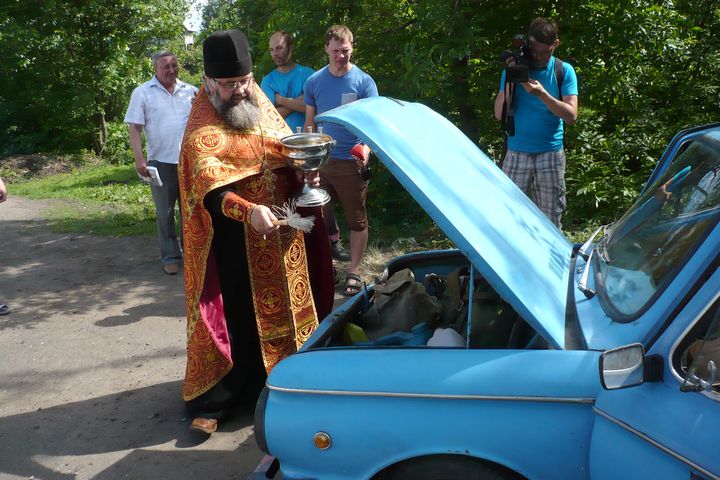 Kā latvieši ar zapiņiem un žiguļiem sveicināja Krieviju