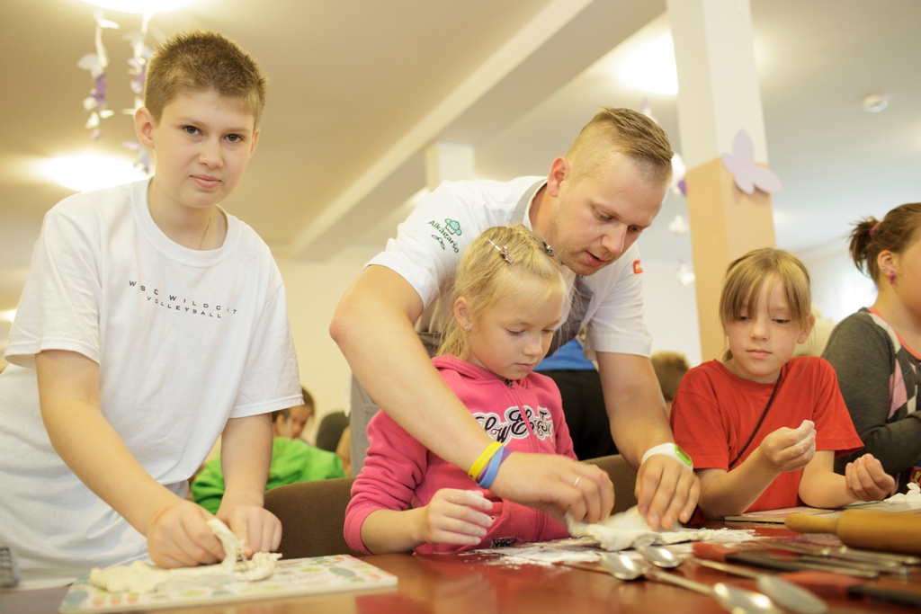 Tukuma bērni apgūst ēst gatavošanas prasmes