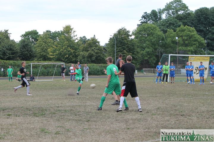 Engurnieki svin svētkus /FOTO/