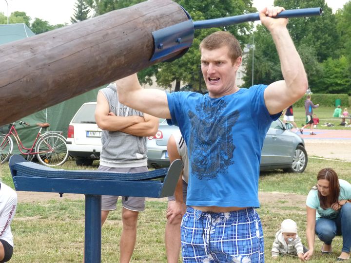 Pūres sporta svētkos atklāts ielu vingrošanas laukums